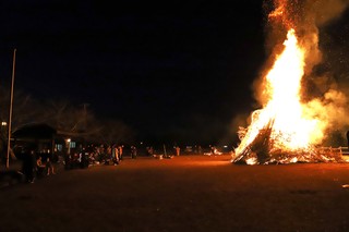 財部町新田自治会の鬼火焚き