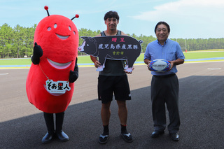 中村亮土選手へ黒豚肉贈呈式写真