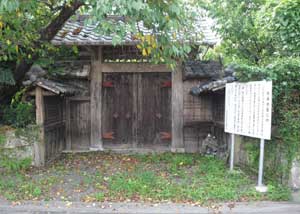 地頭仮屋の­門