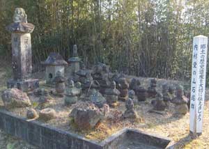 内村堂の山石塔群