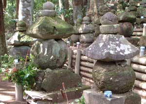 柳井谷石塔­群および阿­弥陀三尊板­碑